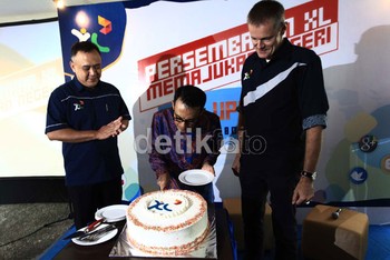 Presiden Direktur PT XL Axiata Hasnul Suhaimi didampingi Direktur Marketing Joy Wahyudi dan Direktur Operesional Willem Lucas Timmermans memotong kue ulang tahun.