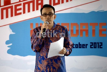 Presiden Direktur PT XL Axiata Hasnul Suhaimi memberikan pemaparan tentang program serba seribu.