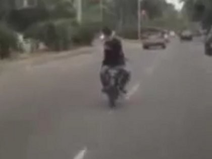 Naik Motor Sambil Gaya, Nabrak Deh