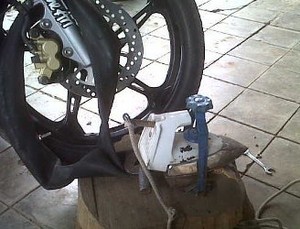 Weks! Tambal Ban Pakai Setrika