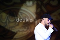 Setelah melantunkan Sepanjang Hidup, Maher yang malam ini tampil dengan balutan jas putih, celana hitam, dan topi hitam, tanpa jeda langsung menyanyikan Assalamualaika ya Rasulullah.