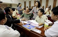 Anggota KPU Ida Budhiarti menjelaskan kepada parpol mengenai syarat-syarat yang masih kurang dan masih harus dilengkapi.