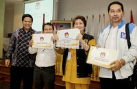 Ketua KPU Husni Kamil Manik menyerahkan secara simbolis hasil verifikasi administrasi kepada 3 parpol.