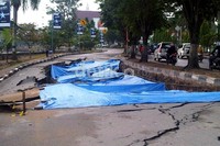 Badan jalan di dekat kantor Gubernur Kalimantan Timur itu amblas hingga 3 meter. Robert/detikNews.