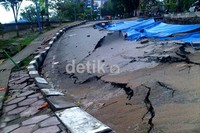 Badan jalan yang amblas hingga 3 meter sepanjang kurang lebih 100 meter. Robert/detikNews.