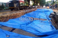 Amblasnya badan jalan itu akan membahayakan keselamatan pengguna jalan. Robert/detikNews.