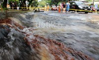 Sementara itu petugas Palyja yang sudah berada di lokasi berusaha menghentikan laju air.