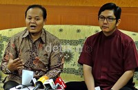 Ketua Fraksi PKS DPR, Hidayat ur Wahid menggelar jumpa pers dengan didampingi Mustafa Kamal. (Ramses/detikcom).