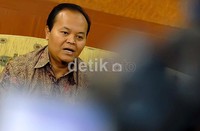 Menurut Hidayat, berlarut-larutnya masalah perseteruan ini hanya akan menguntungkan para koruptor yang merasa tidak nyaman melihat kerjasama yang bagus dan menguat antara KPK dan kepolisian dalam memberantas korupsi. (Ramses/detikcom).