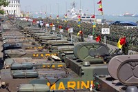 Jejeran tank amfibi yang akan dilibatkan dalam latihan operasi amfibi atau pendaratan amfibi yang bersandikan Armada Jaya XXXI/2012. (Pen Pasmar-1).