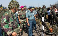 Kepala Staf Angkatan Laut Laksamana TNI Soeparno memeriksa persenjataan yang akan digunakan untuk latihan. (Pen Pasmar-1).