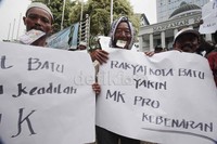 Aksi tersebut dilatar belakangi oleh 3 pasangan calon Pilwali Batu karena KPUD Batu meloloskan pasangan incumbent yakni Eddy Rumpoko-Punjul Santoso. Tiga pasang calon yang menggugat ke MK itu yakni Abdul Majid-Kustomo (MK), Suhadi-Suyitno (Dio), dan Gunawan Wirutomo-Sundjojo (Wak Gus).