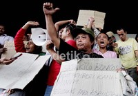 Dalam aksinya, mereka membawa berbagai poster dukungan untuk KPK.