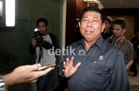 Menteri Sekretaris Negara (Mensesneg) Sudi Silalahi menjawab pertanyaan wartawan.