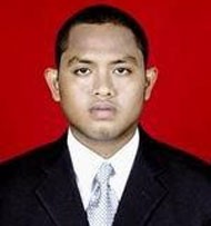 Petugas SPBU Memainkan Keran Pengisian BBM