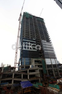 Aktivitas pembangunan perkantoran di kawasan Mega Kuningan, Jakarta.