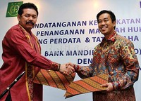 Direktur Utama Bank Mandir Zulkifli Zaini berjabat tangan dengan Jaksa Agung Muda Perdata dan Tata Usaha Negara.