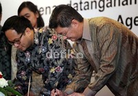 Direktur Wholesale Bangking Permata Bank  Roy Arfandy (kanan) bersama Dirut IIF Kartika Wirjoatmodjo (kiri) menandatangani perjanjian kerjasama.