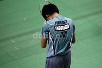Pemain dari klub Chandra Wijaya Prathama H terharu usai menundukkan lawannya dari klub Pelita Bakris Mikael Dwi.