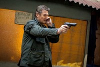 Liam berusaha menelepon putrinya, Maggie Grace agar lari dari kejaran para penculik. (M6 FILMS)
