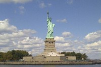 Kalau ada perempuan paling terkenal di New York, AS, dia bukanlah orang melainkan patung Liberty.(Indra/detikTravel)