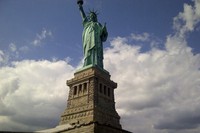 Patung Liberty bertinggi 93 meter dan terbuat dari lempengan tembaga tempa. Rangka besinya dibuat oleh Insinyur Perancis, Gustave Alexandre Eiffel. Sedang pemahatnya dari Perancis, Frederic-Auguste Bartholdi. (Indra/detikTravel)