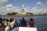 Sekitar 20 menit berjalan, kapal akan membawa kita ke Liberty. Persinggahan pertama ini memang menjadi tujuan favorit untuk foto-foto, melihat sang dewi Liberty. (Indra/detikTravel)