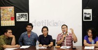 Para penolak hukuman mati itu yakni (kiri-kanan) Yura Pratama (LeIP), Alex Argo (LBH Masyarakat), Puri Kencana (KontraS), Bhatara Reza (Imparsial) dan seorang peneliti dari Ney York University Andrea Nieves.