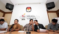 (Kiri ke kanan) Pemantau Pemilu dari KIPP Jakarta Wahyu Dinata, Soegeng Sarjadi Syndicate (SSS) Toto Sugiarto, Koordinator JPPR Yusfitriadi, Formappi Yurist Oloan dan pemantau dari IPC Erik Kurniawan saat memaparkan pandangannya soal proses verifikasi parpol. Para pemantau ini meminta KPU lebih transparan soal data dan akses keterbukaan publik.