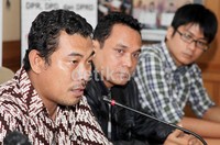 Verifikasi administrasi parpol calon peserta pemilu 2014 akan berakhir 15 Oktober. KPU diminta terbuka dalam proses verifikasi termasuk kepada Bawaslu dan lembaga pemantau.