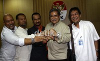 Aktor senior Dedy Mizwar, Slamet Rahadjo, Indro Warkop berpegang tangan dengan Ketua KPK Abraham Samad dan Wakil Ketua KPK Bambang Widjojanto sebagai bentuk dukungan kepada KPK. Ramses/detikcom.
