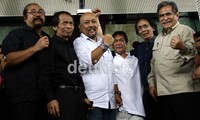 Ada juga dari kalangan seniman Radhar Panca Dahana, Arswendo Atmowiloto, Mohammad Sobari, FX Harsono, dan Sardono W Kusumom. Ramses/detikcom.