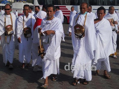 Jamaah Indonesia Niat Umrah di Masjid Bir Ali