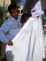 Jamaah Indonesia Niat Umrah di Masjid Bir Ali