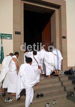 Jamaah Indonesia Niat Umrah di Masjid Bir Ali