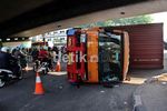 Kontainer Terbalik di Perempatan Tomang