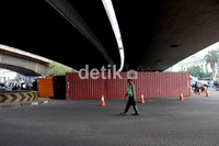 Polisi telah mengamankan TKP dan memasang marka jalan di sekeliling kontainer.