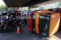 Akibat kejadian tersebut arus lalu lintas dari Slipi ke Harmoni serta dari Grogol ke Slipi tersendat.