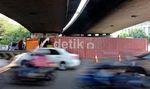 Kontainer Terbalik di Perempatan Tomang