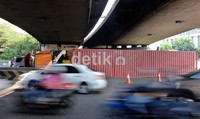 Truk kontainer yang terbalik ini bermuatan kertas.
