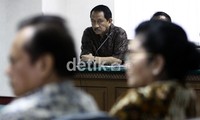 Rustam Syarifuddin Pakaya mendengarkan mantan atasanya tersebut bersaksi. Ramses/detikcom.