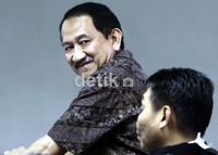 Rustam Syarifuddin Pakaya mendengarkan keterangan para saksi. Rustam, oleh jaksa, didakwa memberikan dana Rp 1,27 miliar dalam bentuk TC kepada Siti Fadilah. Rustam dijerat dengan Pasal 2 ayat (1) dan Pasal 3 UU Pemberantasan Korupsi. Ancaman maksimal dalam pasal ini adalah hukuman penjara selama 20 tahun. Ramses/detikcom.
