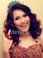 Rambut Keriting Ayu Ting Ting