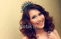 Pelantun Alamat Palsu itu pun pamer senyuman manisnya. (Gusmun/detikHot).