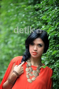 Darah musik memang mengalir dari sang kakek yang dahulu tergabung dalam grup musik Usman Bersaudara.