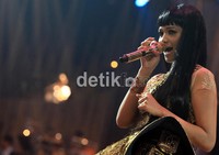 Rambut Citra Skolastika kembali hitam saat memeriahkan acara tersebut.