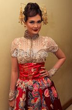 Berkebaya, Luna Maya Tampil Mempesona