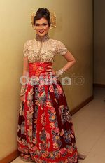 Berkebaya, Luna Maya Tampil Mempesona