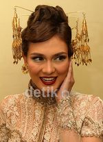 Berkebaya, Luna Maya Tampil Mempesona