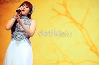 Momo tampak mengenakan gaun putih etniknya.